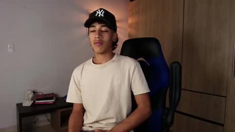 Snapshot of ostin_18hot chatting on January 11, 1:06 am ostin 18hot online show from January 11, 1:06 am