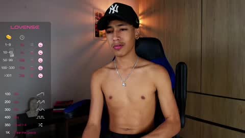 Snapshot of ostin_18hot chatting on February 8, 1:43 am ostin 18hot online show from February 8, 1:43 am