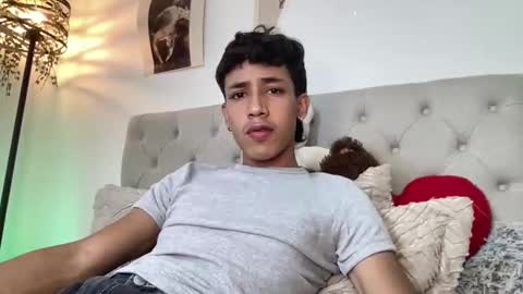 Snapshot of ostin_18hot chatting on December 3, 5:15 am ostin 18hot online show from December 3, 5:15 am