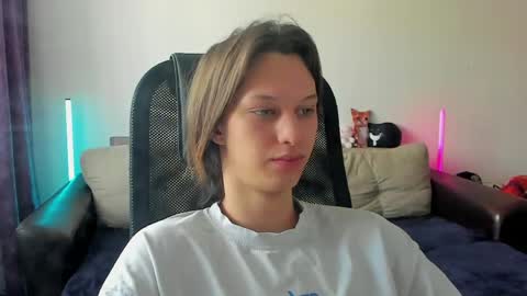 Snapshot of ostin_meoww chatting on May 4, 5:03 am Ostin online show from May 4, 5:03 am