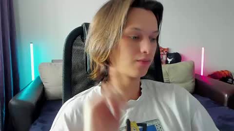 Snapshot of ostin_meoww chatting on May 13, 8:34 am Ostin online show from May 13, 8:34 am
