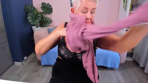 Snapshot of over50games chatting on November 8, 9:31 am Alla online show from November 8, 9:31 am