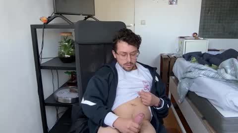 Snapshot of ovidius96 chatting on December 4, 10:35 am ovidius96 online show from December 4, 10:35 am