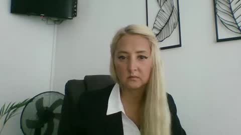 Snapshot of oxifoxi chatting on October 18, 6:05 am oxifoxi online show from October 18, 6:05 am