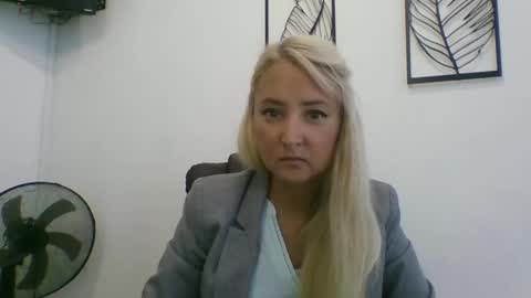 Snapshot of oxifoxi chatting on October 19, 6:03 am oxifoxi online show from October 19, 6:03 am