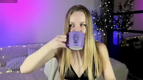 Oxy Foxie online show from April 3, 2:15 pm