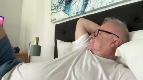 ozhairybearxxxx online show from December 2, 6:52 am