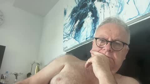 ozhairybearxxxx online show from January 5, 1:13 am