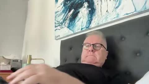 ozhairybearxxxx online show from April 15, 4:30 am