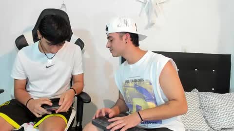 Snapshot of p_jhon chatting on January 5, 4:16 pm P online show from January 5, 4:16 pm