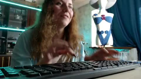 Snapshot of pa1e_pr1ncess chatting on April 25, 1:41 pm Ella online show from April 25, 1:41 pm