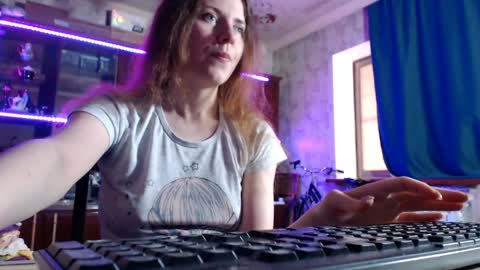 Snapshot of pa1e_pr1ncess chatting on May 19, 6:53 am Ella online show from May 19, 6:53 am