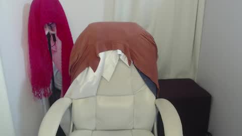 Snapshot of paiper_halliwey_ chatting on December 12, 11:29 am paiper online show from December 12, 11:29 am