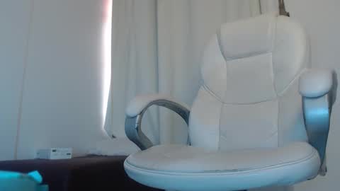 Snapshot of paiper_halliwey_ chatting on October 12, 1:43 pm paiper online show from October 12, 1:43 pm