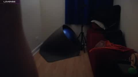 Snapshot of pantslesstraveler_plt chatting on January 18, 3:27 pm PantsLessTraveler online show from January 18, 3:27 pm