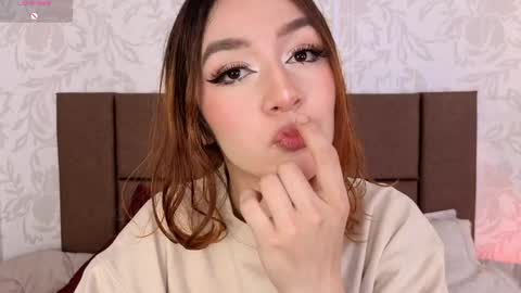 paolagh_ online show from April 18, 3:32 am