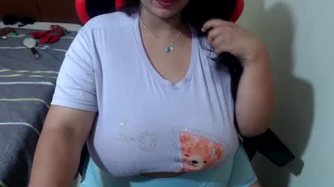 Snapshot of pareja_explosivasexx chatting on July 19, 10:46 pm Luna online show from July 19, 10:46 pm