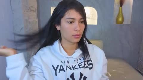 Snapshot of paris_b_ chatting on November 15, 3:15 am paris online show from November 15, 3:15 am