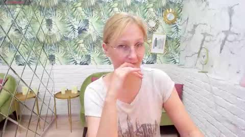 Snapshot of paris_cherry chatting on September 16, 8:32 pm Paris online show from September 16, 8:32 pm