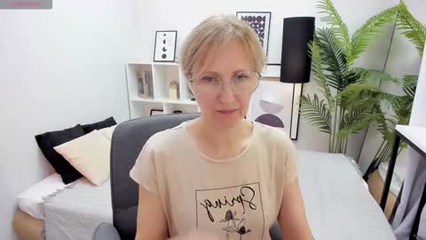 Snapshot of paris_cherry chatting on October 13, 8:20 pm Paris online show from October 13, 8:20 pm
