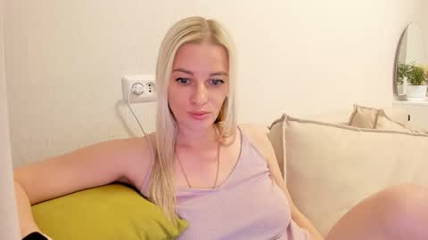 Snapshot of paris_hilt_on chatting on October 5, 10:57 am Sasha online show from October 5, 10:57 am