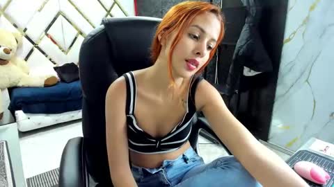 Snapshot of paris_petit chatting on October 21, 8:42 pm paris petit online show from October 21, 8:42 pm