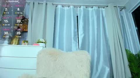 Snapshot of paris_x_hilton chatting on September 13, 3:17 am Paris online show from September 13, 3:17 am