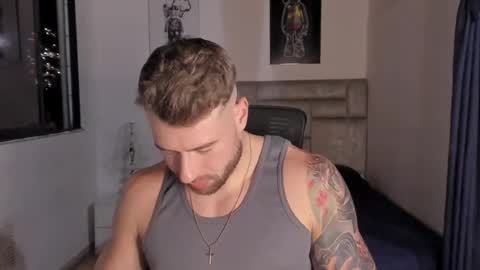 Snapshot of paul_roger chatting on October 28, 2:37 am PAUL ROGER online show from October 28, 2:37 am