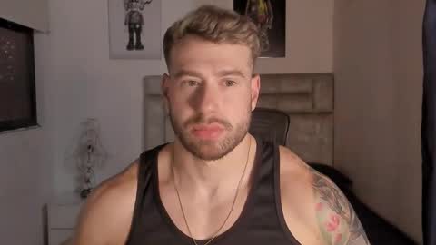 Snapshot of paul_roger chatting on November 17, 12:49 am PAUL ROGER online show from November 17, 12:49 am