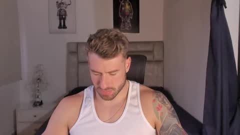 Snapshot of paul_roger chatting on November 18, 9:41 pm PAUL ROGER online show from November 18, 9:41 pm