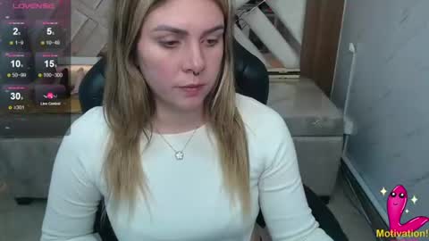 Snapshot of paula_b_ chatting on June 18, 12:53 pm Paula online show from June 18, 12:53 pm