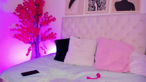 paula_hills_ online show from April 16, 10:27 am