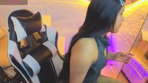 Snapshot of paulette_v chatting on June 26, 1:15 pm Live 800am 200pm COLOMBIAN HOUR online show from June 26, 1:15 pm