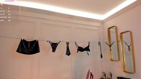 Paulina Santos  online show from April 9, 7:30 pm