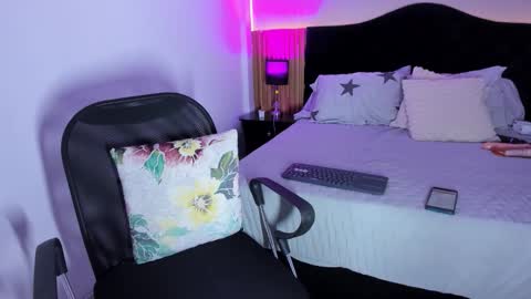 Pauline online show from March 19, 2:37 am