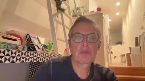 paulwill2377 online show from December 15, 2:05 am