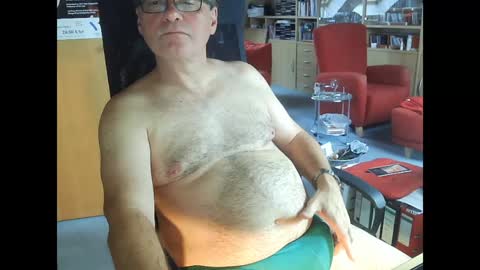 Snapshot of pavlovsdog2006 chatting on December 2, 9:35 am Pavlov aka Peter online show from December 2, 9:35 am