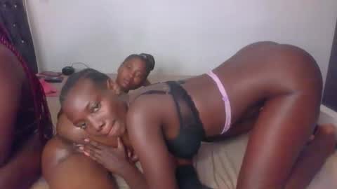 Snapshot of peach_ebonny chatting on April 24, 12:46 am peach_ebonny online show from April 24, 12:46 am