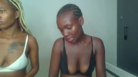 Snapshot of peach_ebonny chatting on April 30, 8:09 am peach_ebonny online show from April 30, 8:09 am