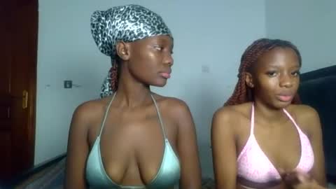 Snapshot of peach_ebonny chatting on June 3, 8:39 am peach_ebonny online show from June 3, 8:39 am
