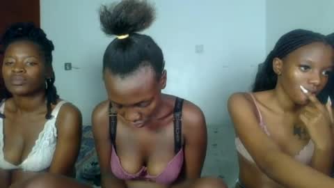 Snapshot of peach_ebonny chatting on June 25, 6:45 pm peach_ebonny online show from June 25, 6:45 pm