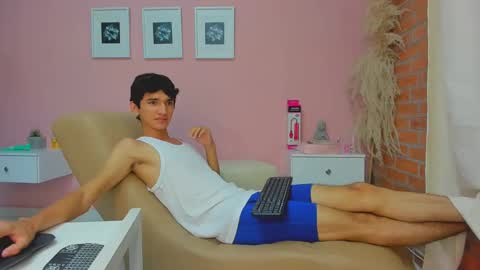 Snapshot of peach_tyron chatting on December 19, 6:34 pm peach tyron online show from December 19, 6:34 pm