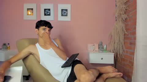 Snapshot of peach_tyron chatting on December 28, 7:33 pm peach tyron online show from December 28, 7:33 pm