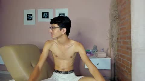 Snapshot of peach_tyron chatting on March 1, 10:42 pm peach tyron online show from March 1, 10:42 pm