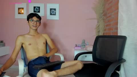 Snapshot of peach_tyron chatting on March 3, 10:52 pm peach tyron online show from March 3, 10:52 pm