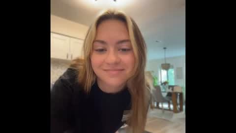 Snapshot of peachesncreampiezz chatting on July 21, 1:57 pm peachesncreampiezz online show from July 21, 1:57 pm