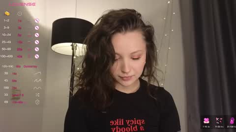 Snapshot of peachvibes chatting on February 23, 7:28 pm Lili online show from February 23, 7:28 pm