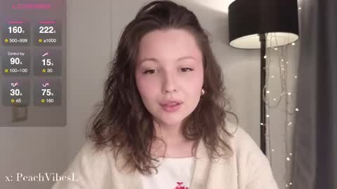 Snapshot of peachvibes chatting on March 12, 9:44 am Lili online show from March 12, 9:44 am