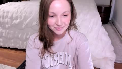 Snapshot of peachvibes chatting on October 6, 2:42 am Lili online show from October 6, 2:42 am