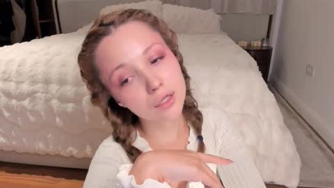 Snapshot of peachvibes chatting on December 3, 6:54 am Lili online show from December 3, 6:54 am